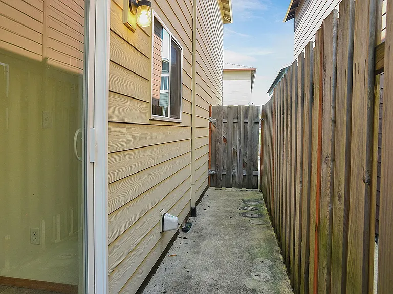 2215 Sam Parrett Dr — Photo 34