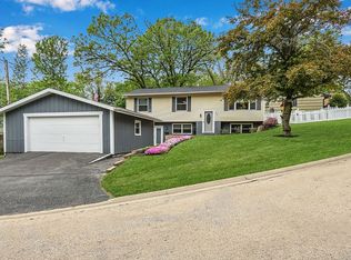 949 NE Holcomb Dr, Mundelein, IL 60060