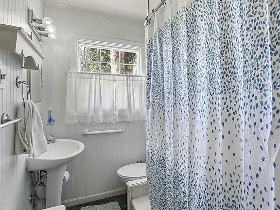 5th image of 575 N Locust St