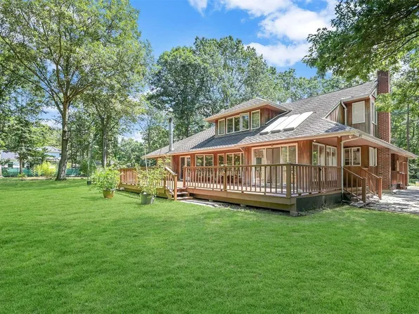 9 Sunreigh Court, Miller Place, NY 11764