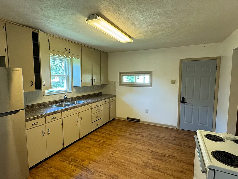 417 S Chicago Ave — Photo 8