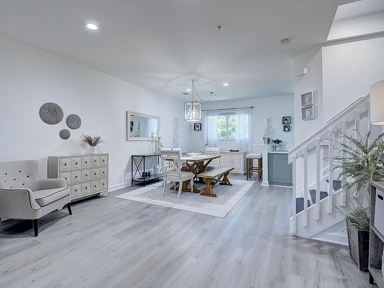 525 Bayfront Dr — Photo 2