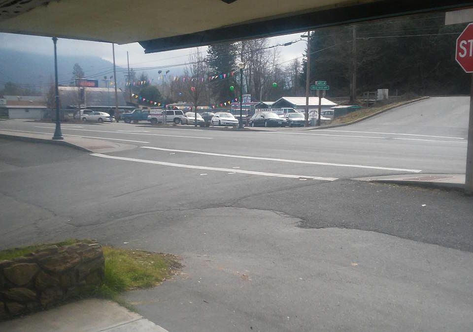 2nd image of 692 Rogue River Hwy