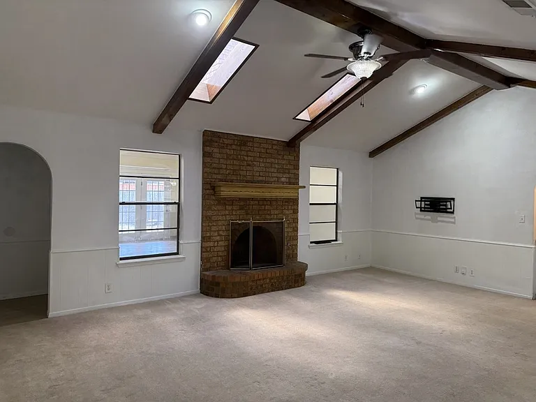 4211 Russell Dr — Photo 3