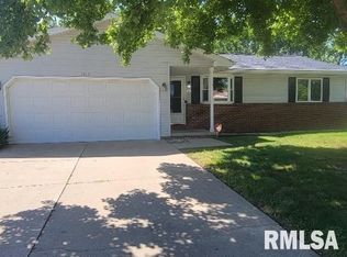 1917 Scarbrough Rd, Springfield, IL 62702