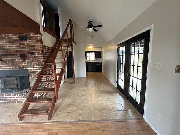 4th image of 28 Thompson Dr