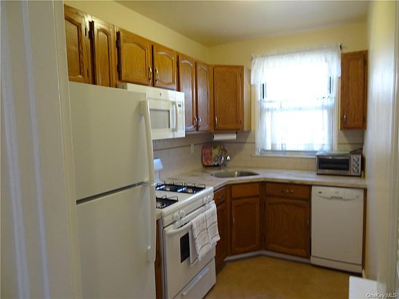 3rd image of 23 Burbank St APT 1B