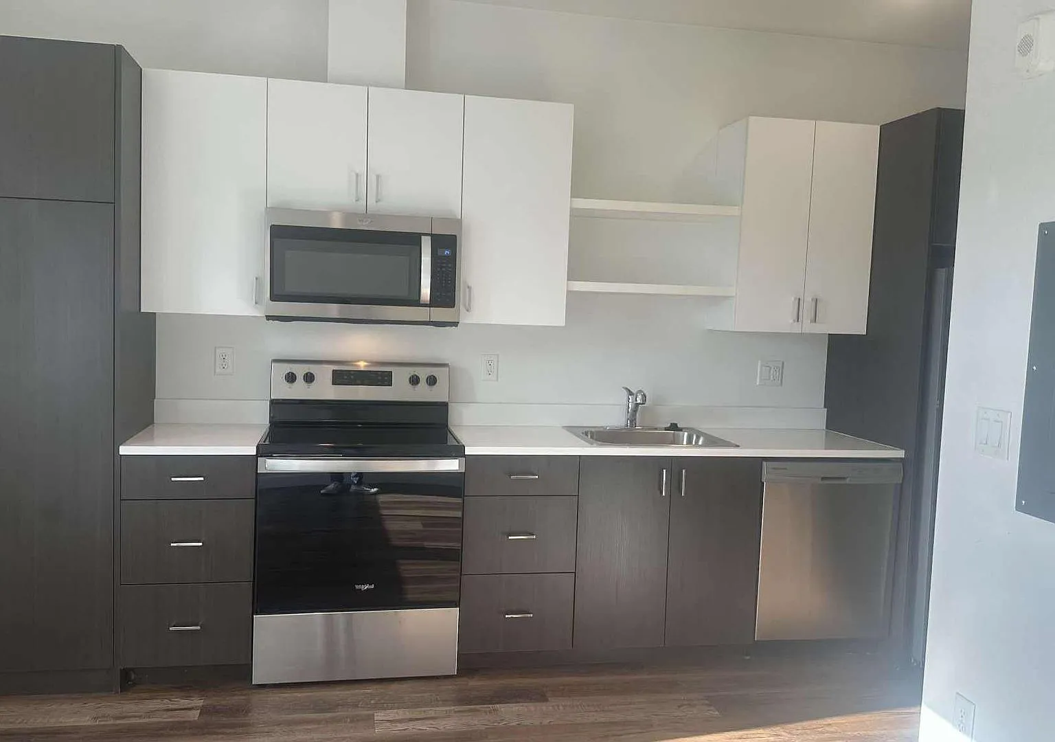 JC0629 - North Louie Apartments — Photo 2