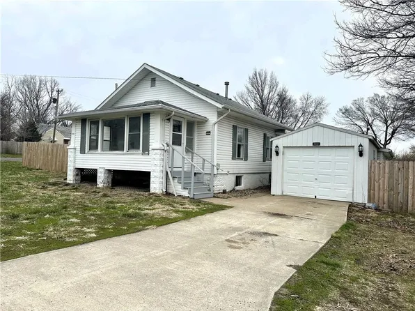 300 S Russell St, Odessa, MO 64076