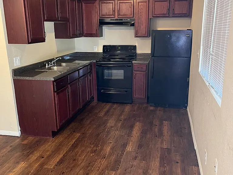 918 S Robberson Ave — Photo 3