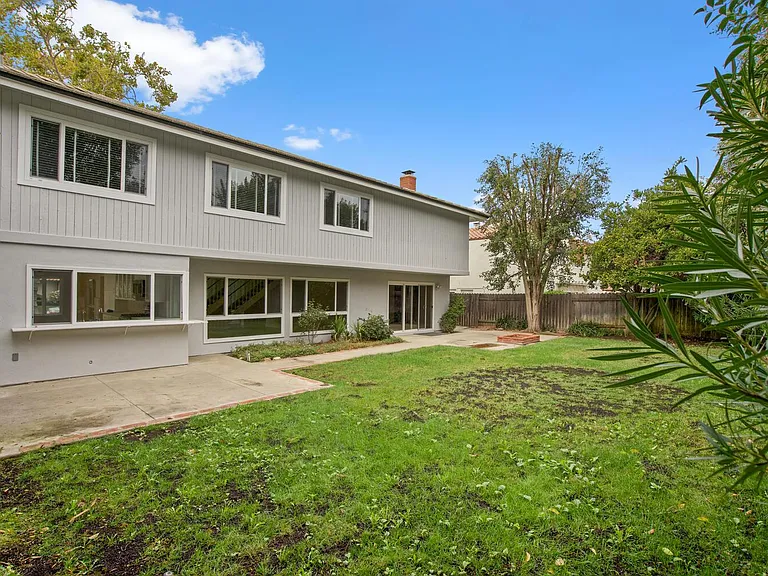 1672 Wellington Pl — Photo 32