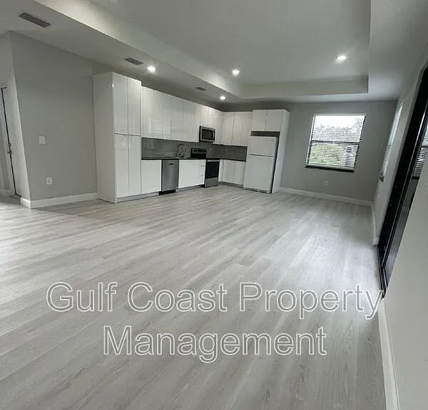 662 Windermere Dr — Photo 3