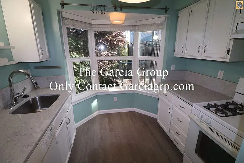 2 bed, 1.5 bath, 877 sqft, $2,100 — Photo 2