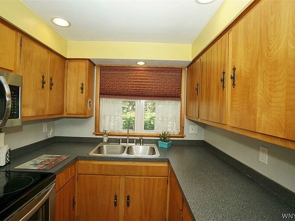 5th image of 211 Iroquois Ave