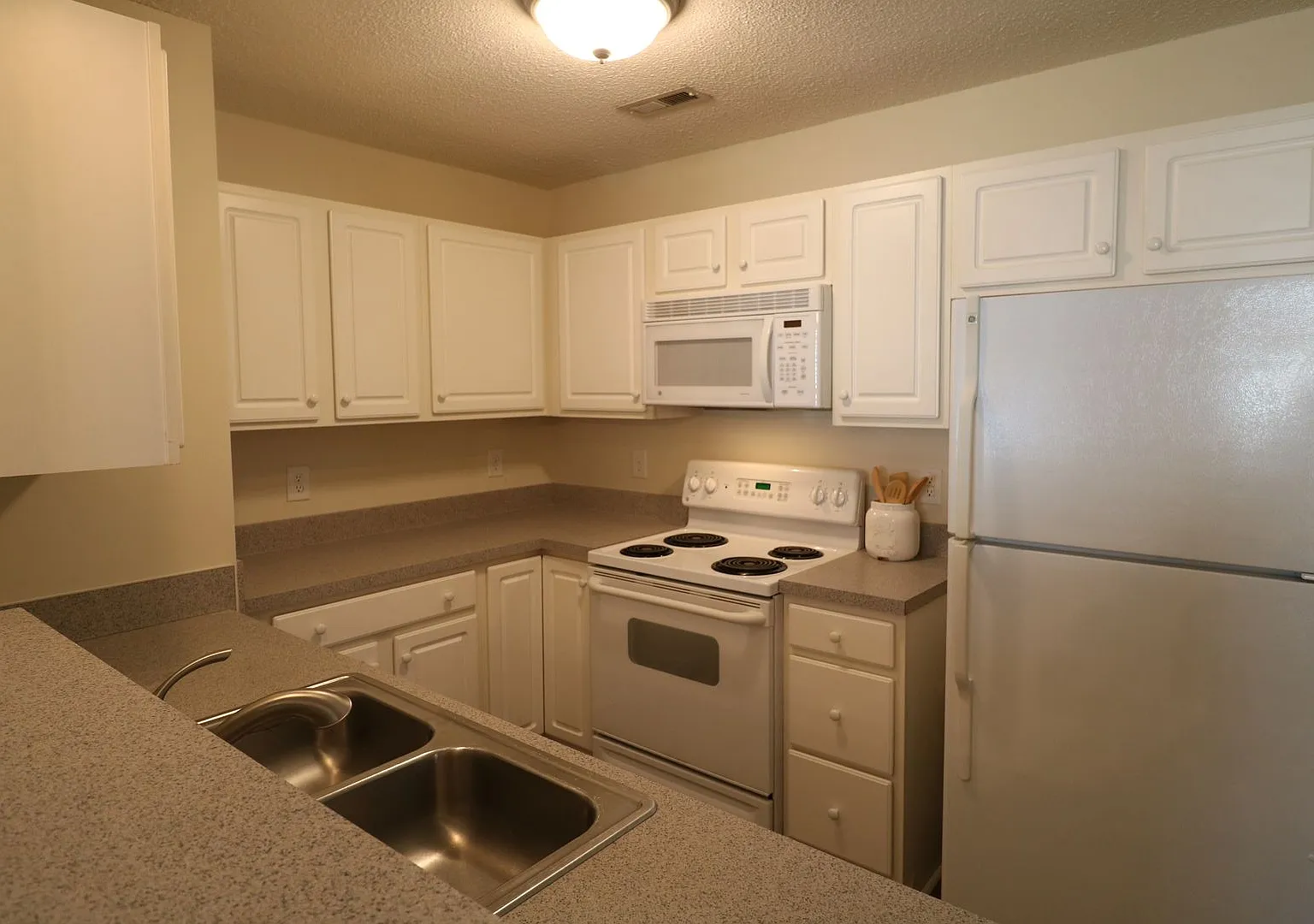 823 Scholastic Dr — Photo 4