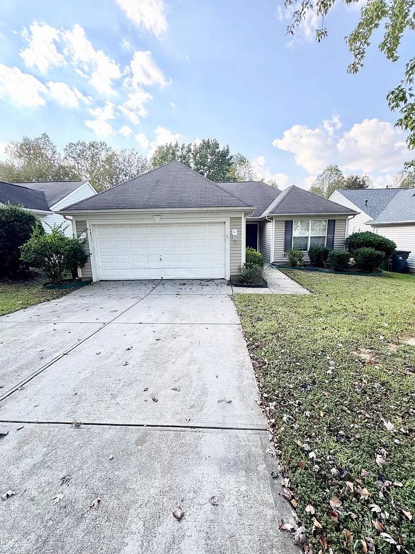 Coventry 3/2 Ranch w/ Two Car Garage — Photo 3