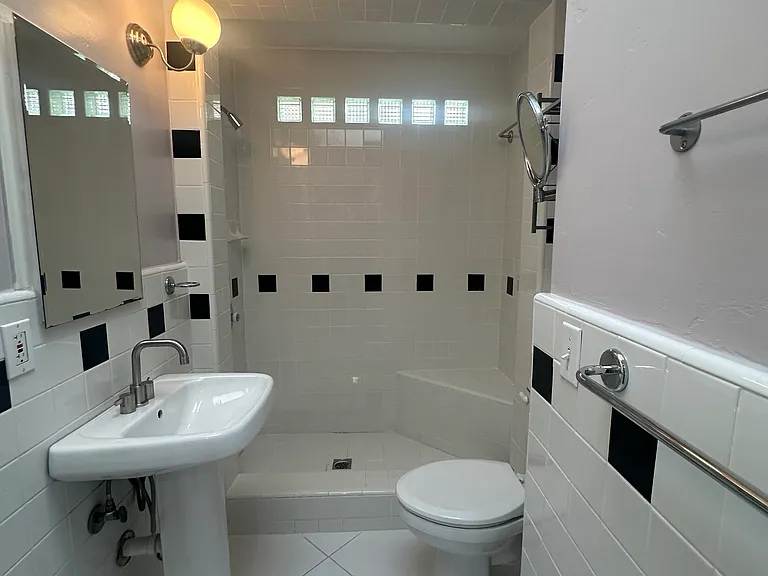 1613 Mariposa Ave — Photo 26
