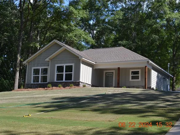 30 Wiggins Ln, Phenix City, AL 36869
