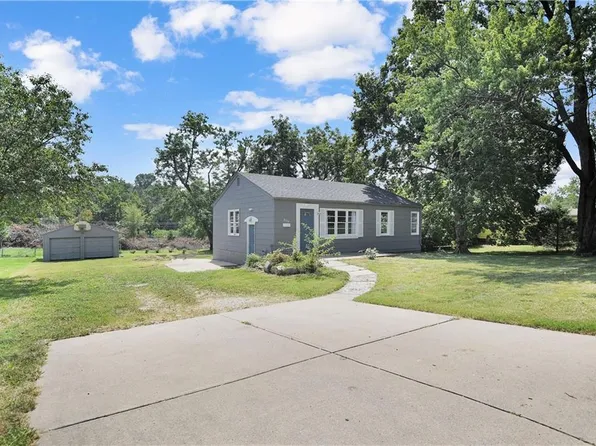 8319 W 77th St, Overland Park, KS 66204