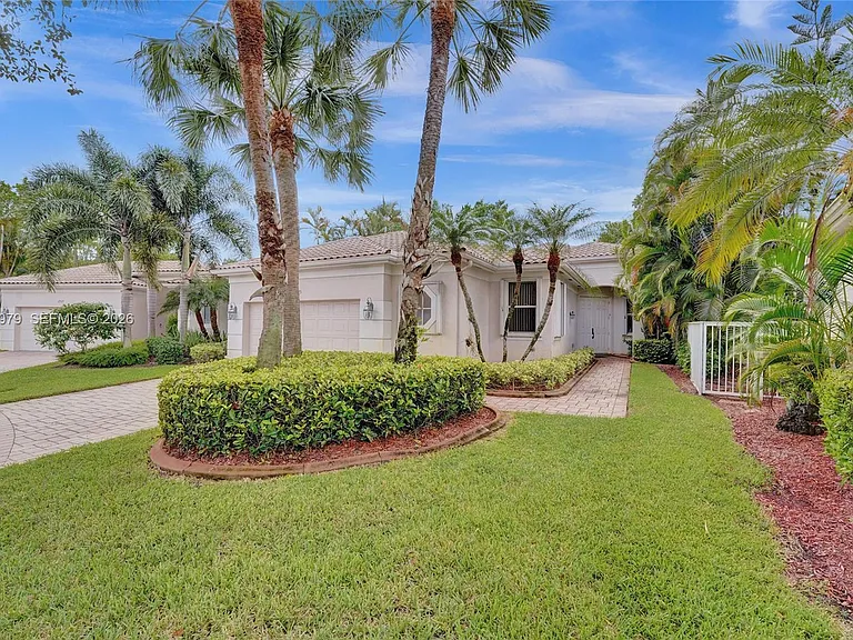 2525 Bay Pointe Ct — Photo 2