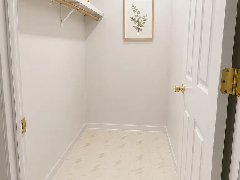Walk in closet bedroom 3
6x4