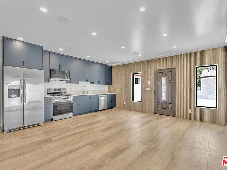 14121 Califa St — Photo 12