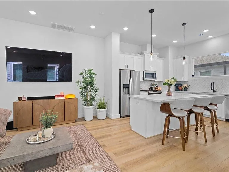 3026 Live Oak St — Photo 10