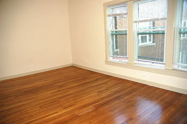 Building Photo - 4714 N Racine Ave #E4