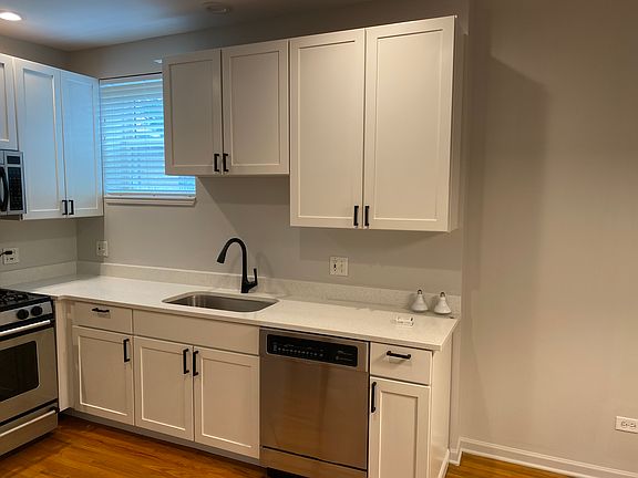 5th image of 3214 N Leavitt St #1