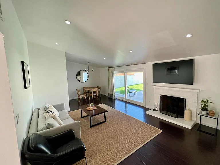 20851 Burbank Blvd — Photo 1