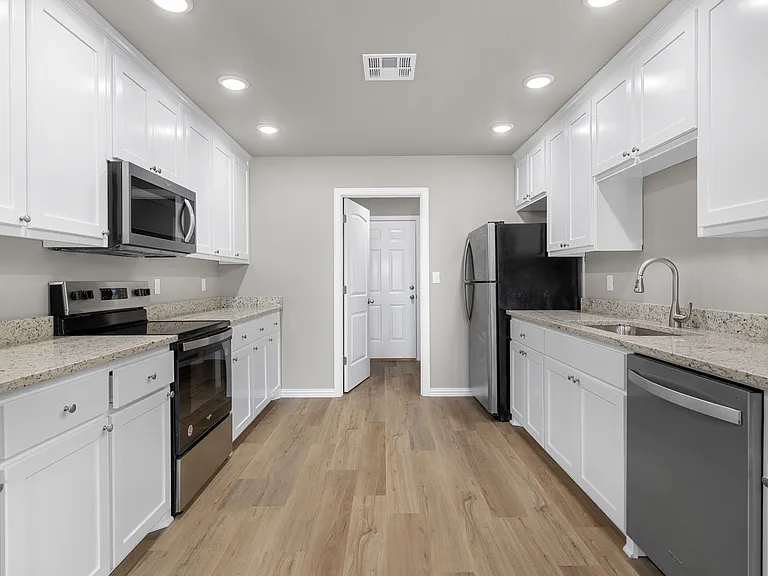 126 E Pine St — Photo 15