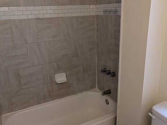 4th image of 635 14th Pl NE