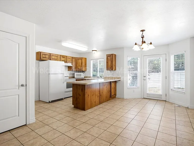 672 E Clearwater Dr N — Photo 10