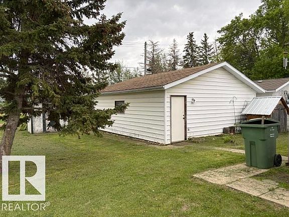 2nd image of 5225 47th St