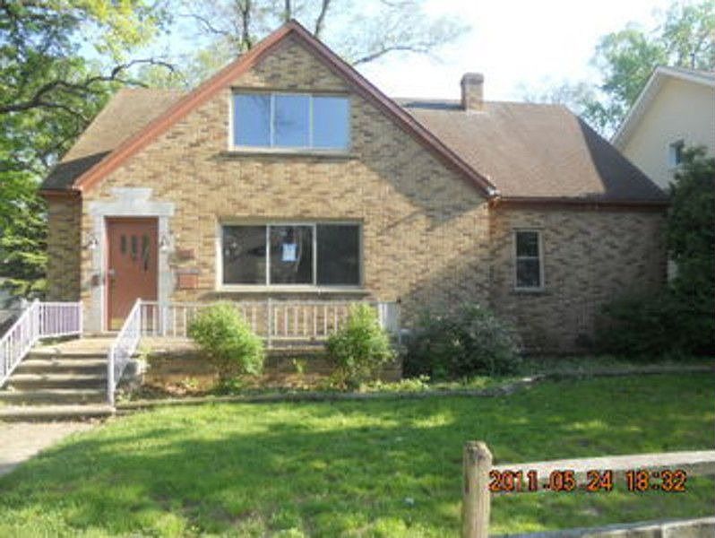 1st image of 450 E Woodland St