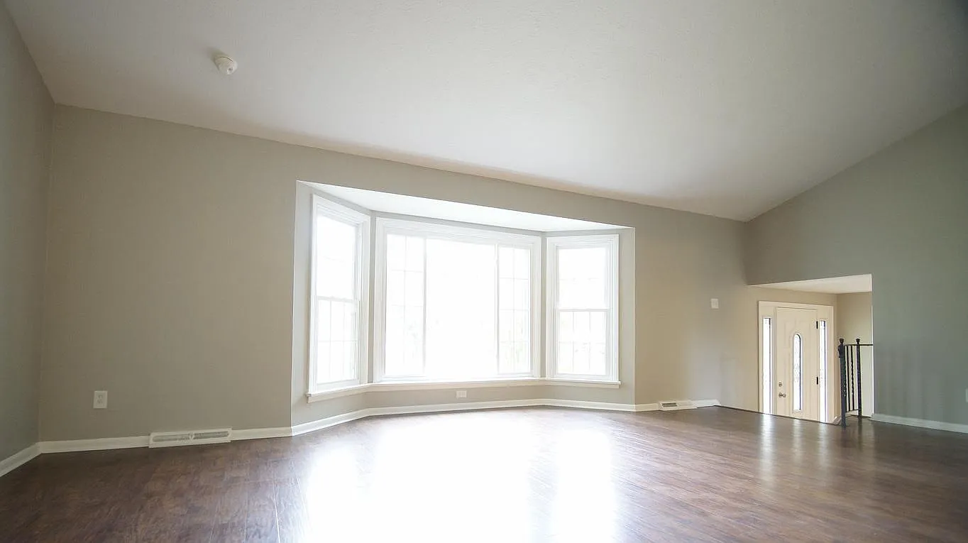 4 bed, 2346 sqft, $3,465 — Photo 2