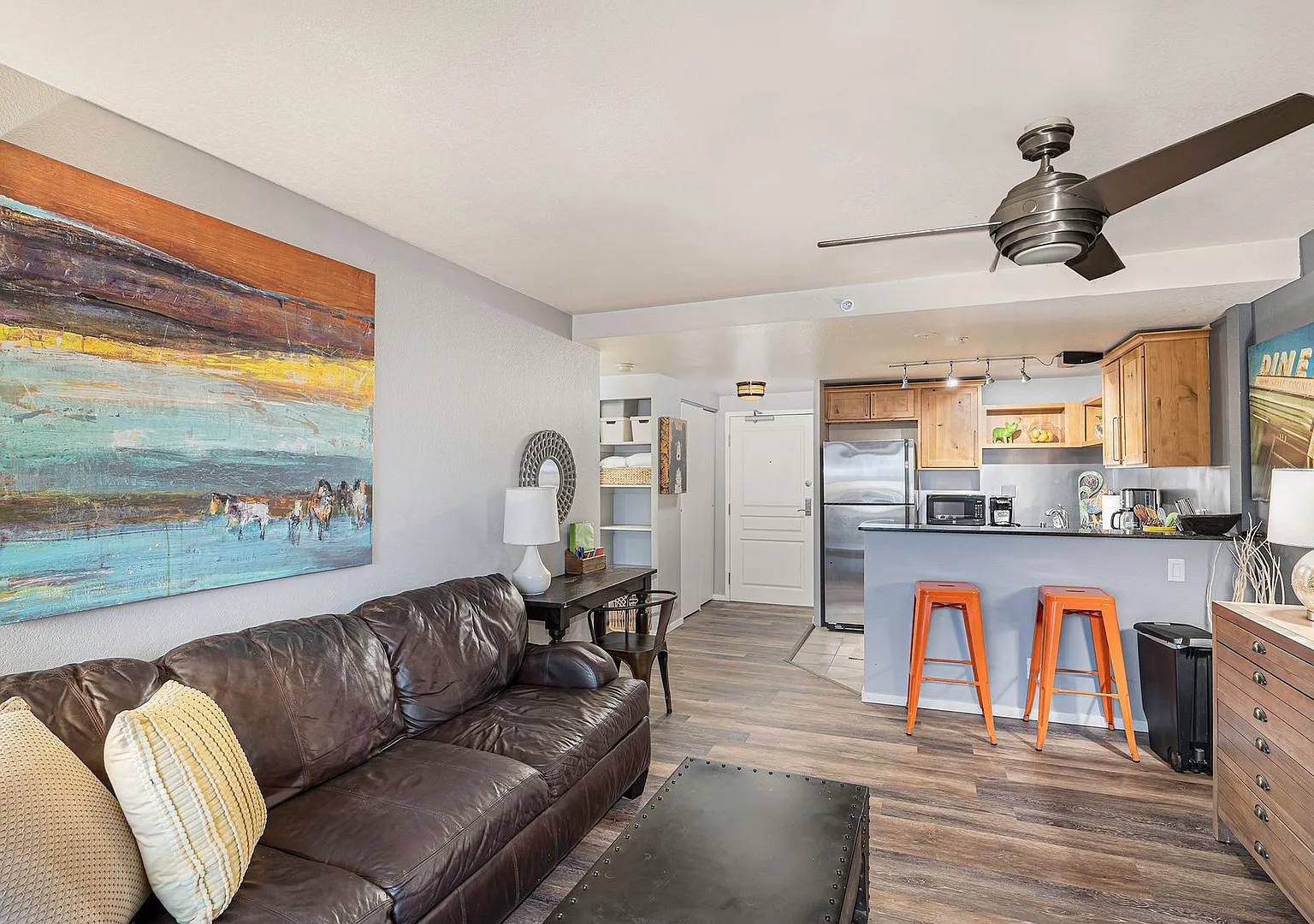 Citywalk, Short Term, Furnished — Photo 1