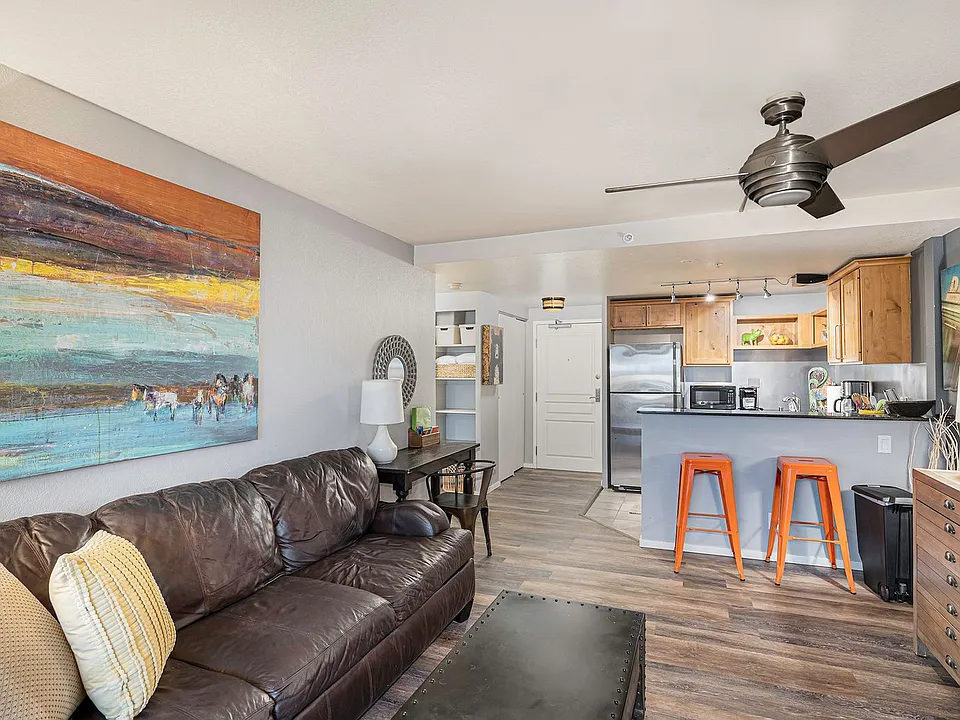 417 E Kiowa St #902