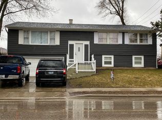 130 Golfview Ln, Carpentersville, IL