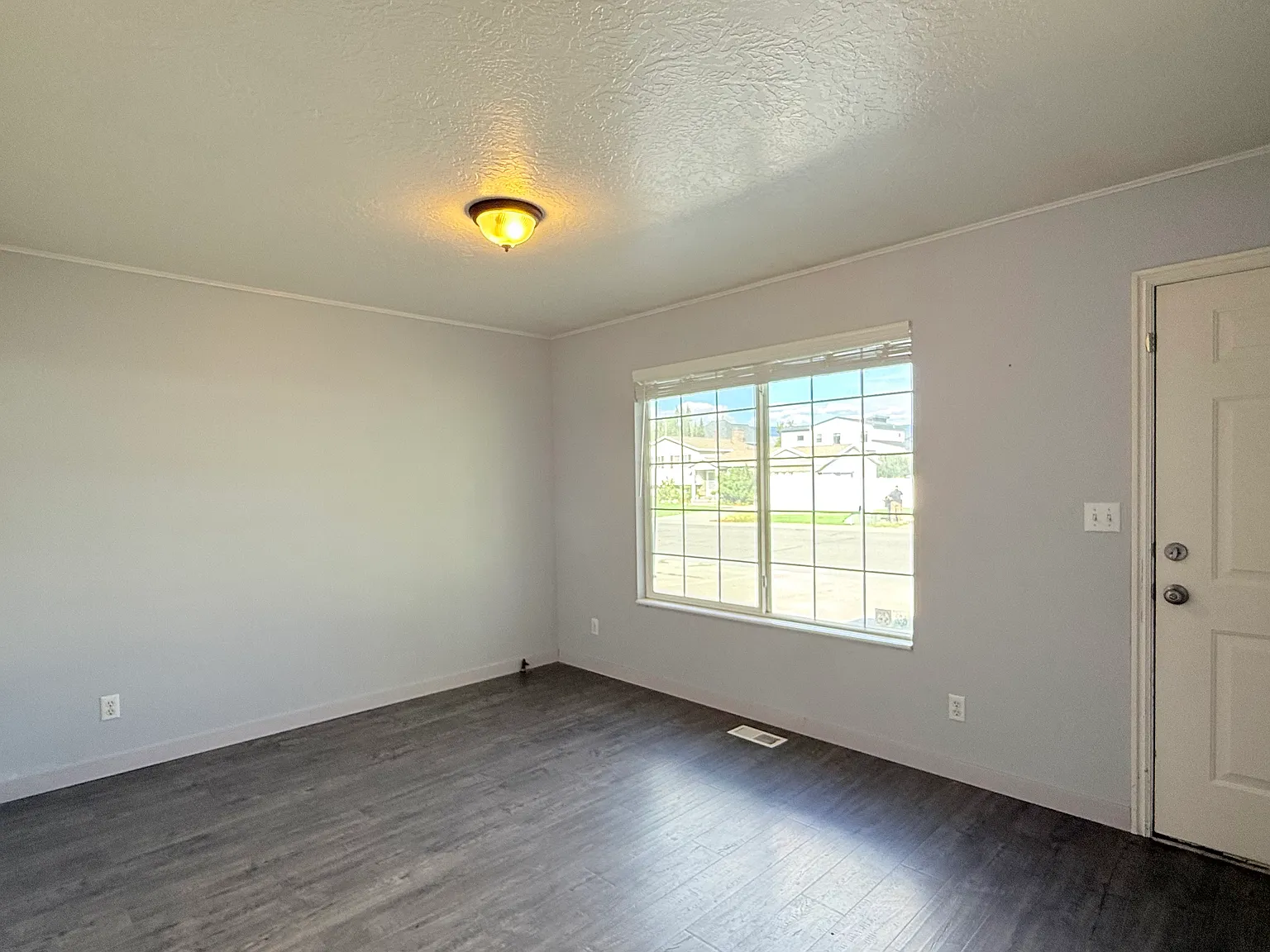 4 bed, 2150 sqft, $3,400 — Photo 3