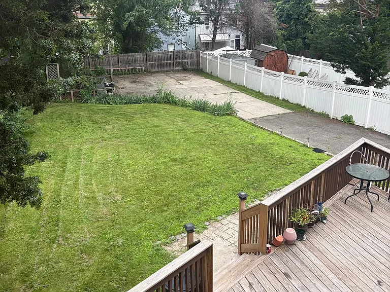 323 Elizabeth St — Photo 8