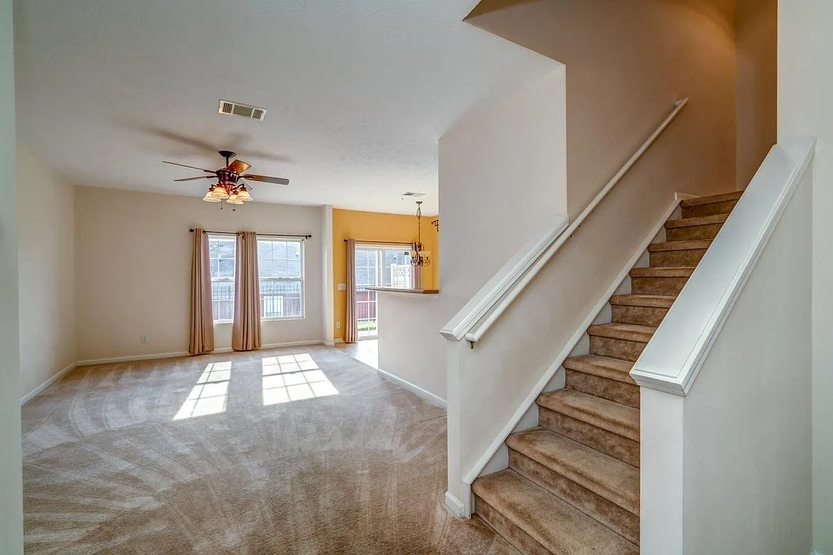 3 bed, 2.5 bath, 1574 sqft, $2,300 — Photo 4