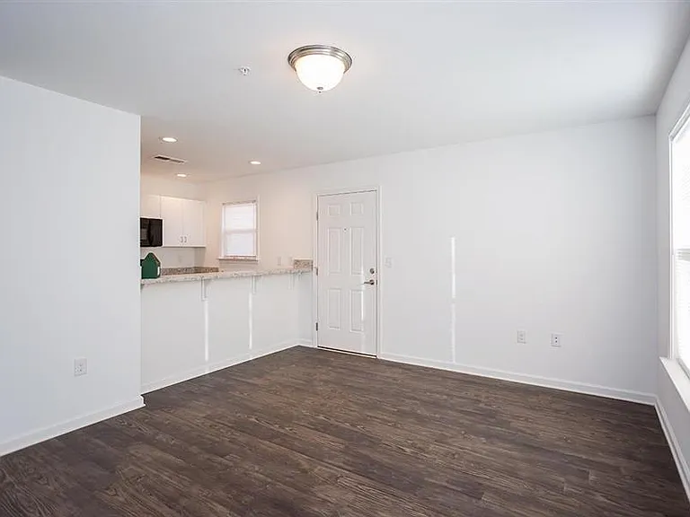 Barrington Apartments — Photo 26