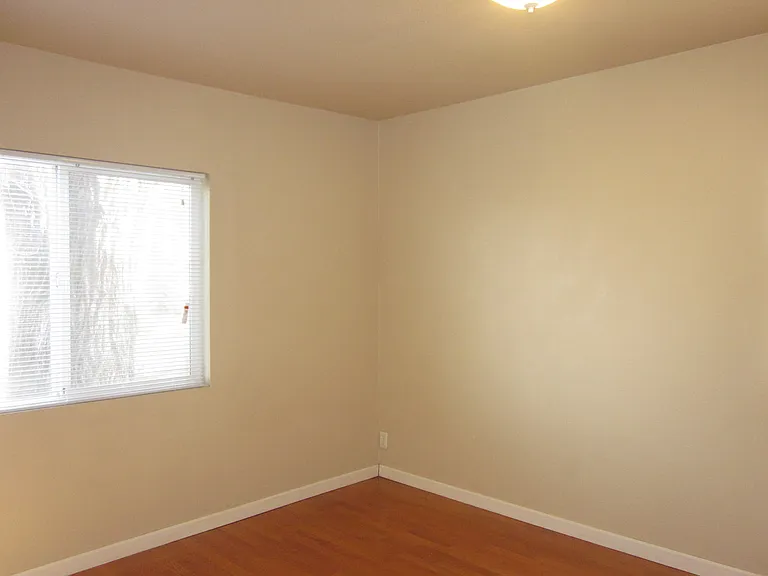 365 SE Miller Ave — Photo 5