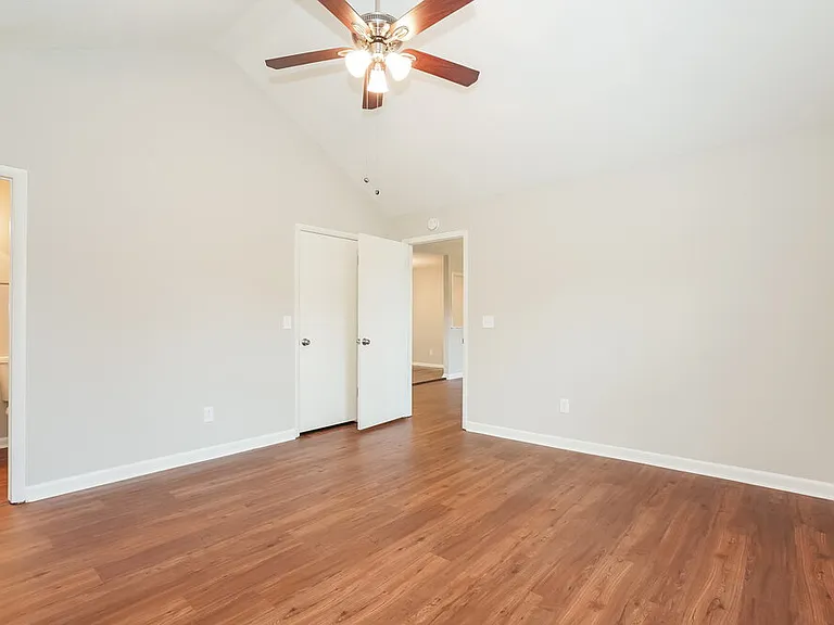 581 Woodcrest Dr — Photo 9