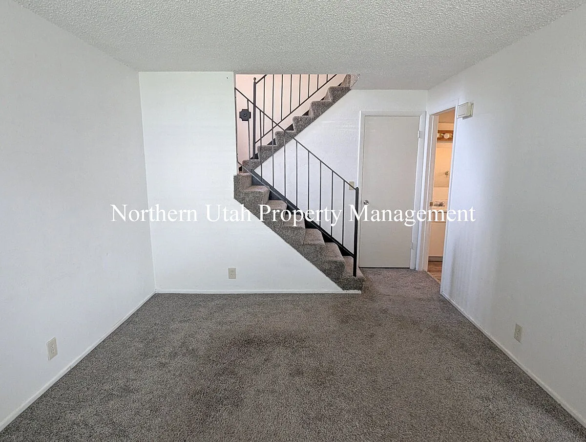 2 bed, 1.5 bath, 912 sqft, $1,300 — Photo 2