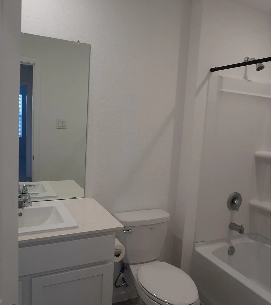 4 bed, 2.5 bath, 2263 sqft, $2,600 — Photo 4