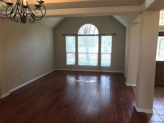 4th image of 1104 Pecan Valley Dr