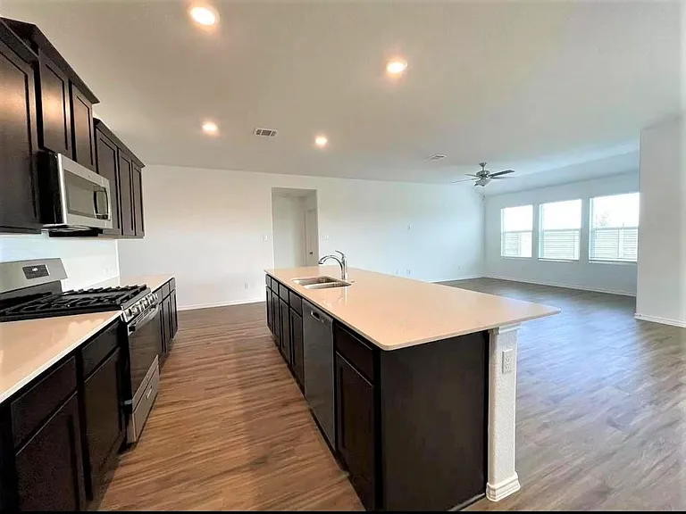 1007 Wolseley Cv — Photo 9