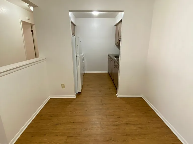 2400 Northwestern Ave — Photo 15